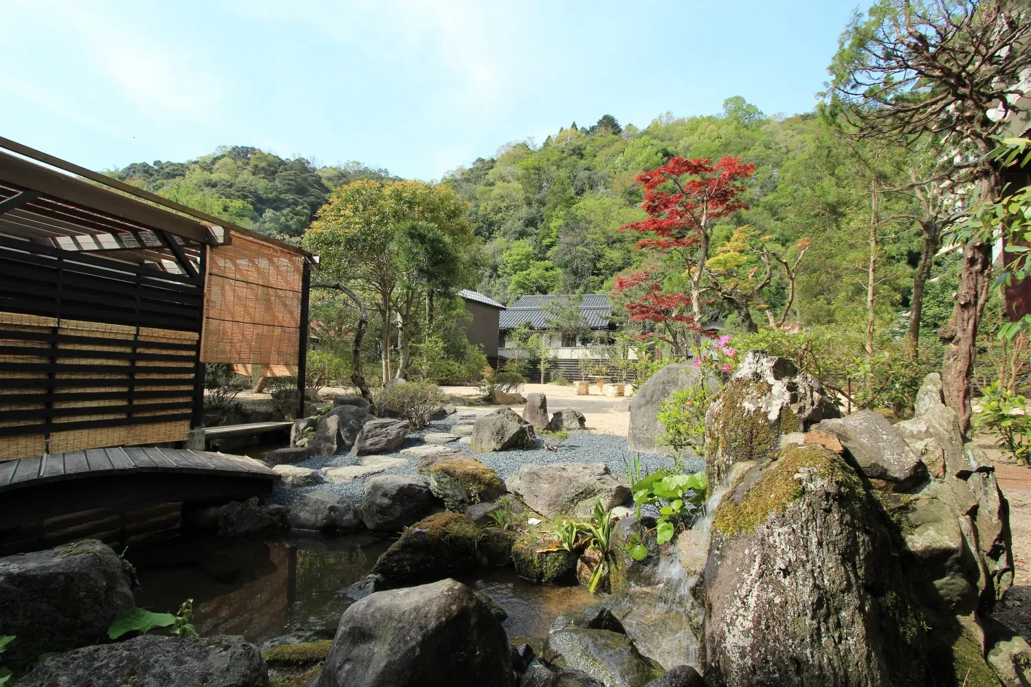 四季の自然を感じる桃園館の庭園