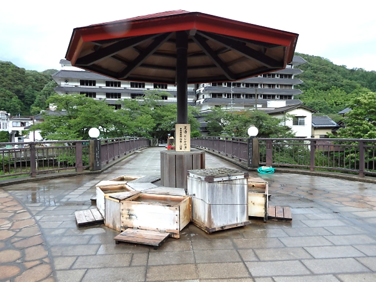 三朝温泉街のかじか橋にある足湯かじかの湯