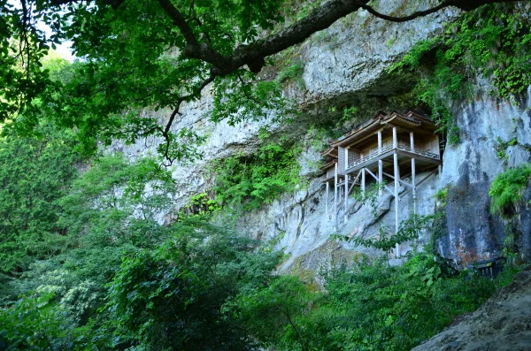 断崖の岩窟に建つ三徳山三佛寺の国宝投入堂